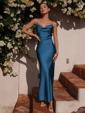 robe demoiselle d'honneur satin moulante dos nu à fines brides élégant femme de soirée invité mariage | KONF