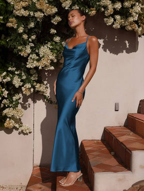 robe demoiselle d'honneur satin moulante dos nu à fines brides élégant femme de soirée invité mariage | KONF